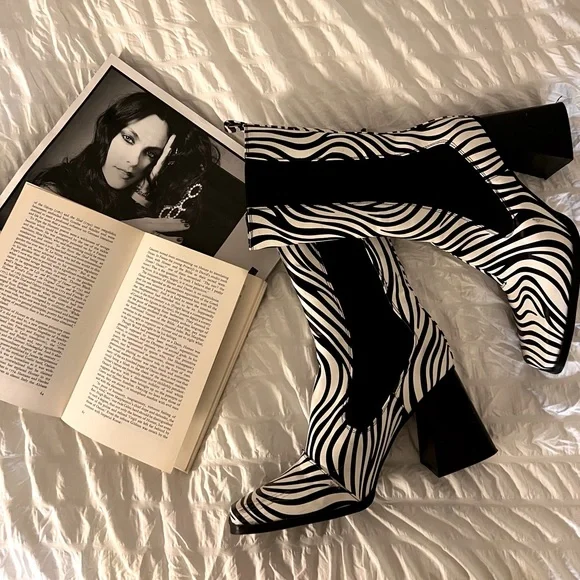 Zebra Faux Leather Heeled Chelsea Boots S05 - Picture 10 of 11